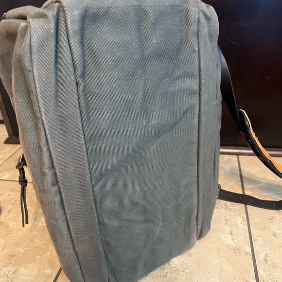 Filson Sportsman Utility Style 266 Bag in Otter Green - Picture 4 of 16